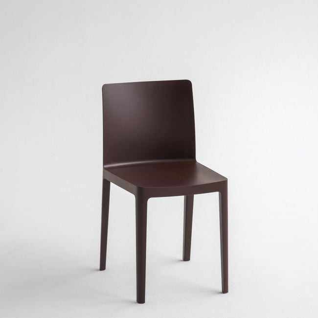 With Élémentaire, Ronan and Erwan Bouroullec set out to create a chair that is both aesthetically and physically balanced. A mélange of years of work and experience, Élémentaire uses the latest technology to create a chair that is robust enough to be a long-lasting object while still appearing delicate.