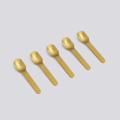 Designed by Swiss design studio BIG-GAME, Everyday Cutlery is an cutlery series comprising plain knives, forks, spoons and teaspoons. It is made in durable stainless steel with silver or gold finish. 